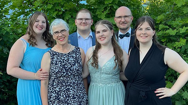 Familienfoto 2025 beim Abiball Foto
